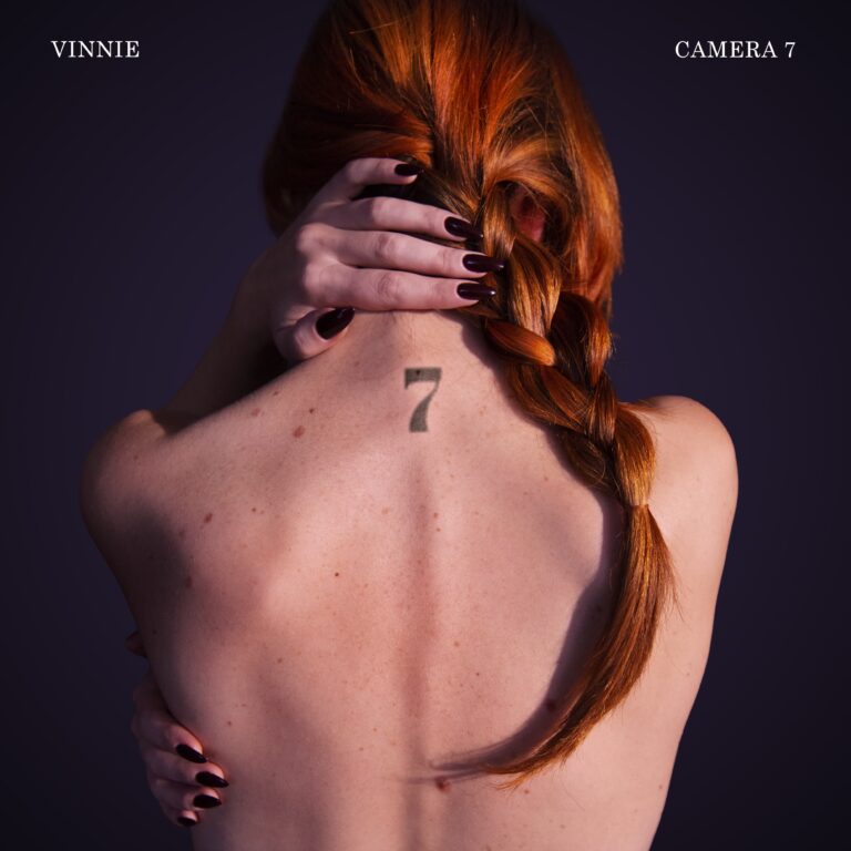 VINNIE PUBBLICA “CAMERA 7”: UNA STANZA PER LA PORTA DEI RICORDI